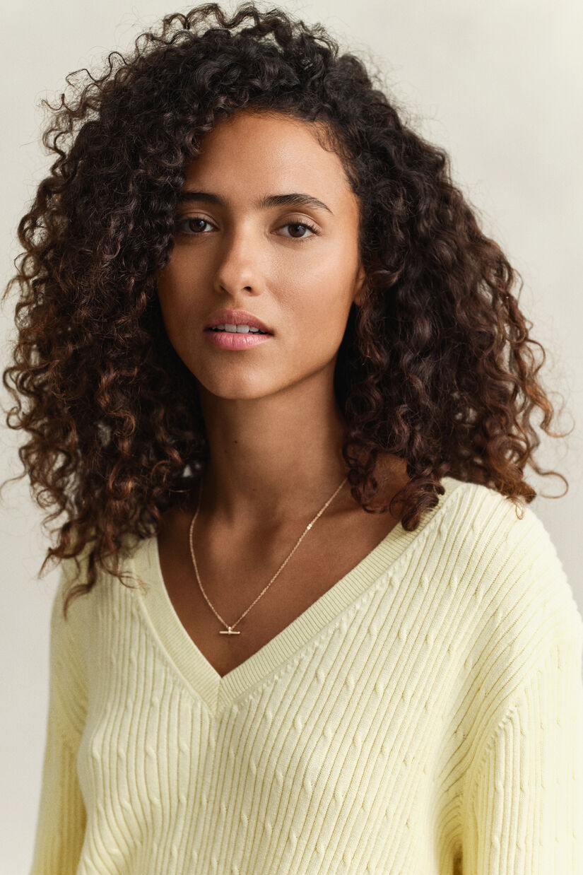 Pull col V en maille torsad&eacute;e
