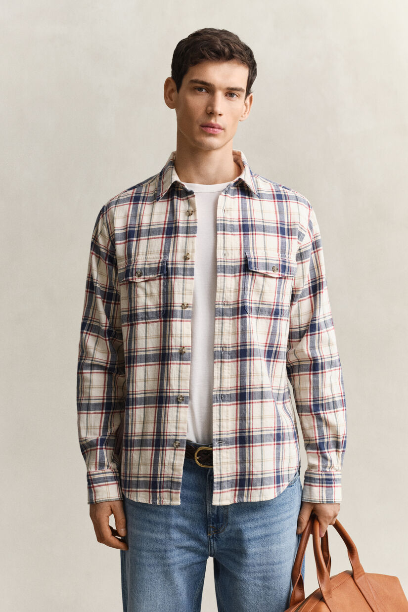 Chemise en serg&eacute; avec poches plaqu&eacute;es