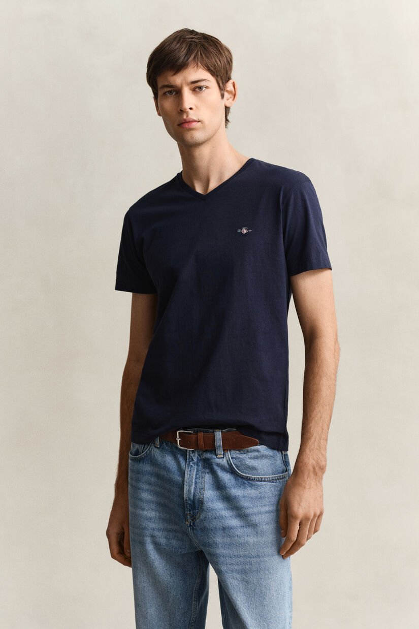 T-shirt col V coupe slim avec &eacute;cusson