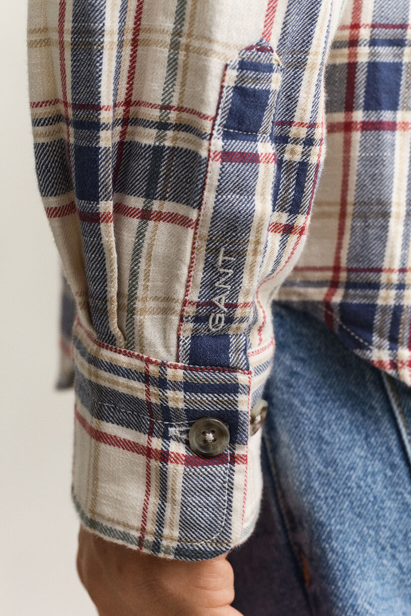 Chemise en serg&eacute; avec poches plaqu&eacute;es