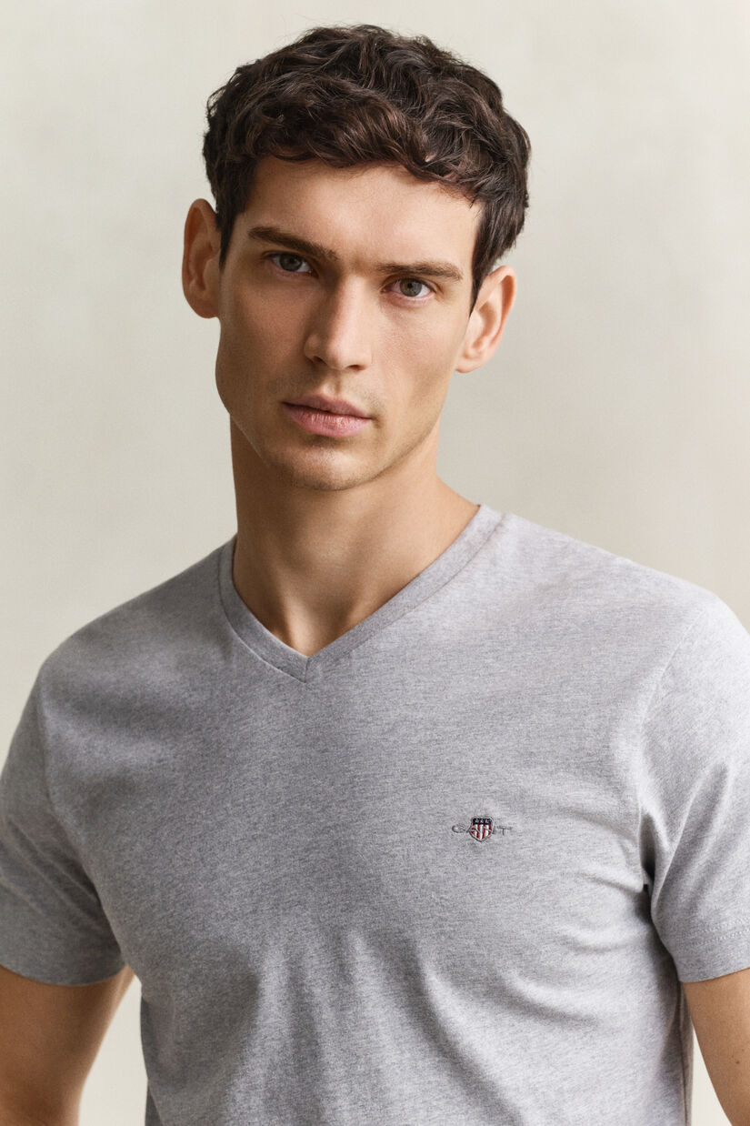 T-shirt col V coupe slim avec &eacute;cusson
