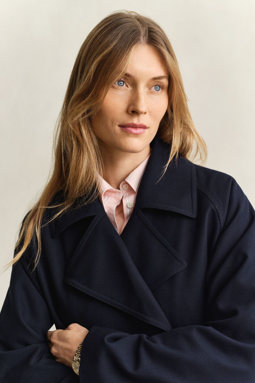 Trench-coat court