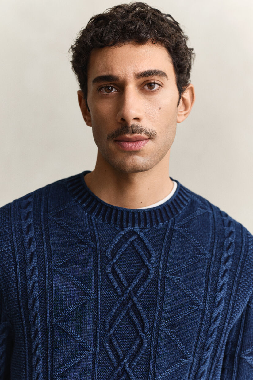 Pull en maille torsad&eacute;e indigo