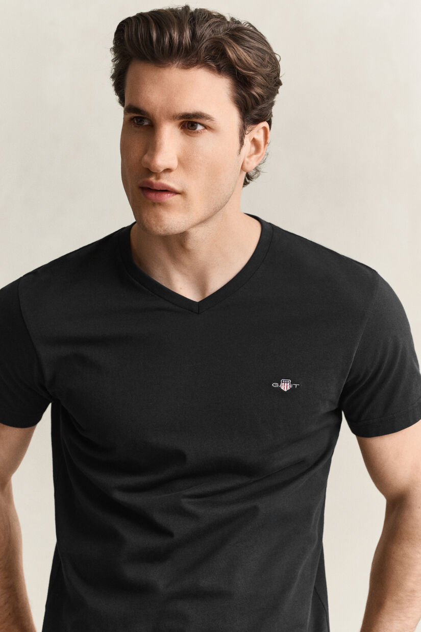 T-shirt col V coupe slim avec &eacute;cusson