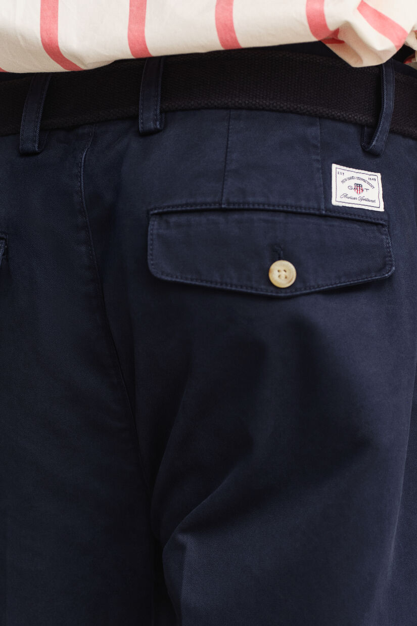 Pantalon chino coupe regular en serg&eacute; de coton