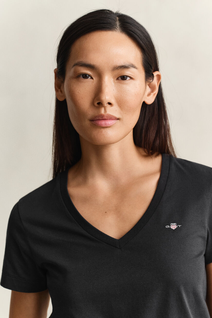 T-shirt col V avec &eacute;cusson
