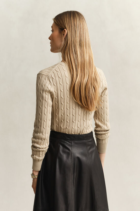 Pull col V en maille de coton stretch &agrave; torsades