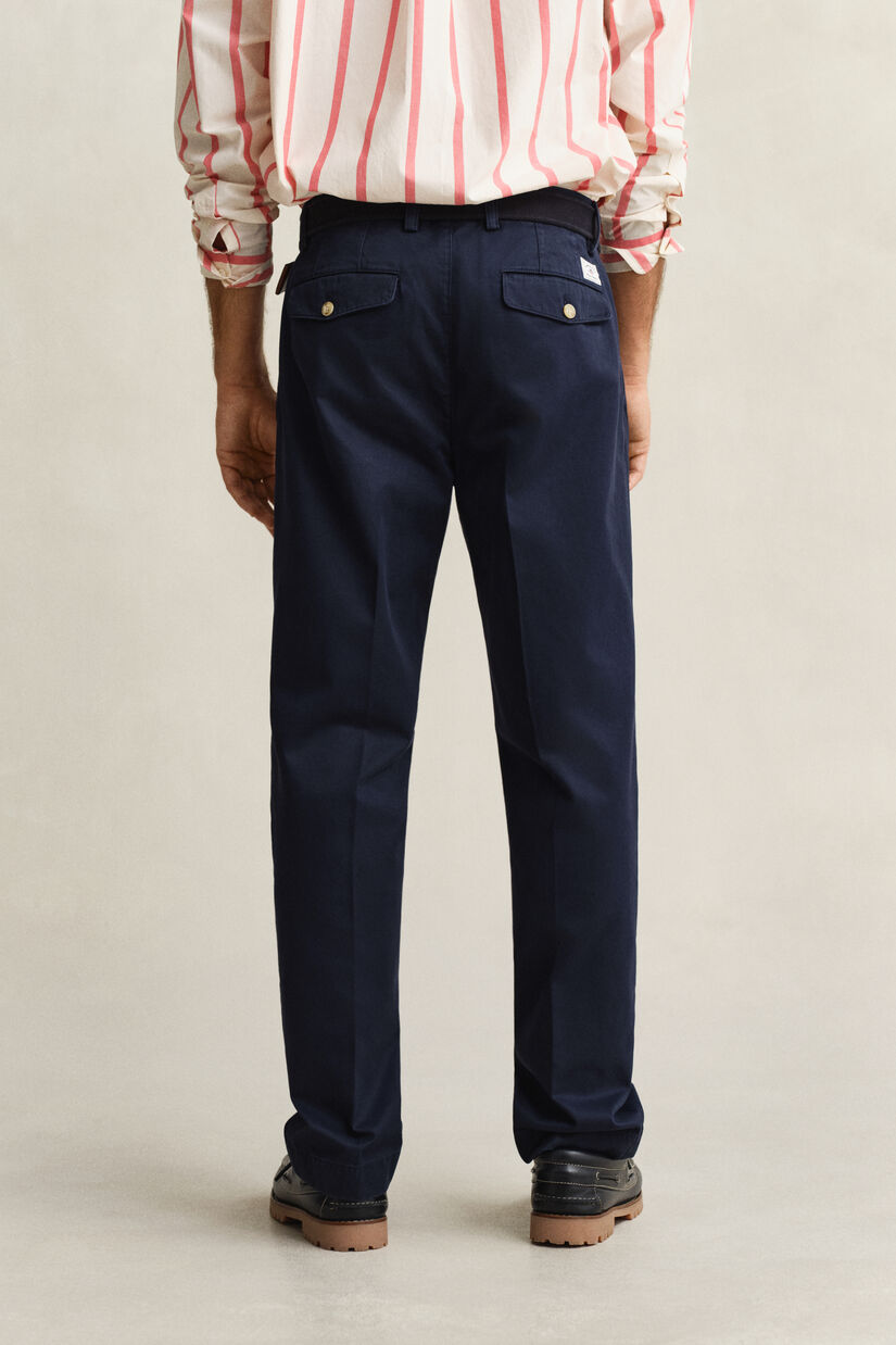 Pantalon chino coupe regular en serg&eacute; de coton