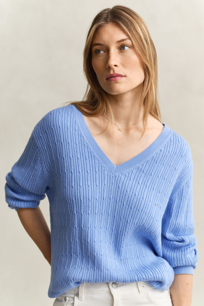 Pull col V en maille torsad&eacute;e
