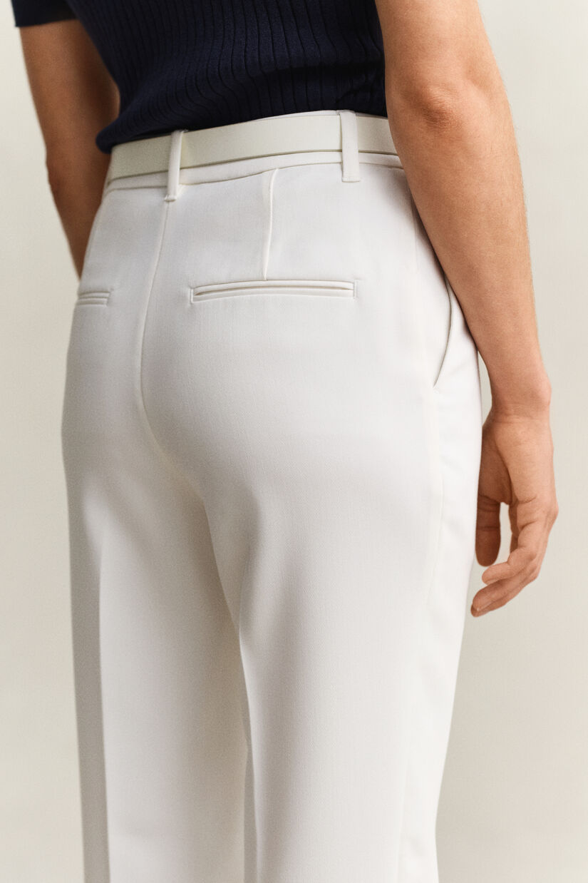 Pantalon coupe slim &eacute;vas&eacute;