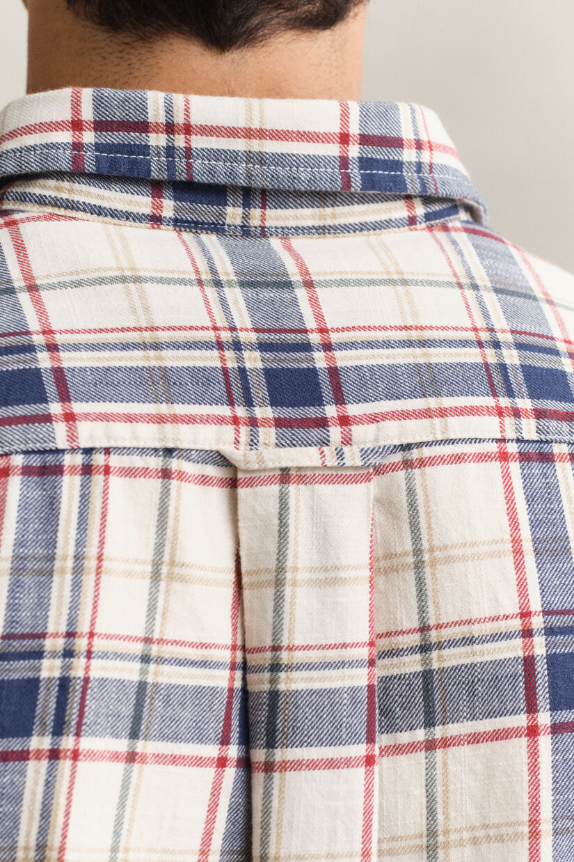 Chemise en serg&eacute; avec poches plaqu&eacute;es