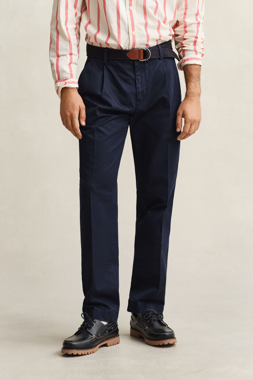 Pantalon chino coupe regular en serg&eacute; de coton