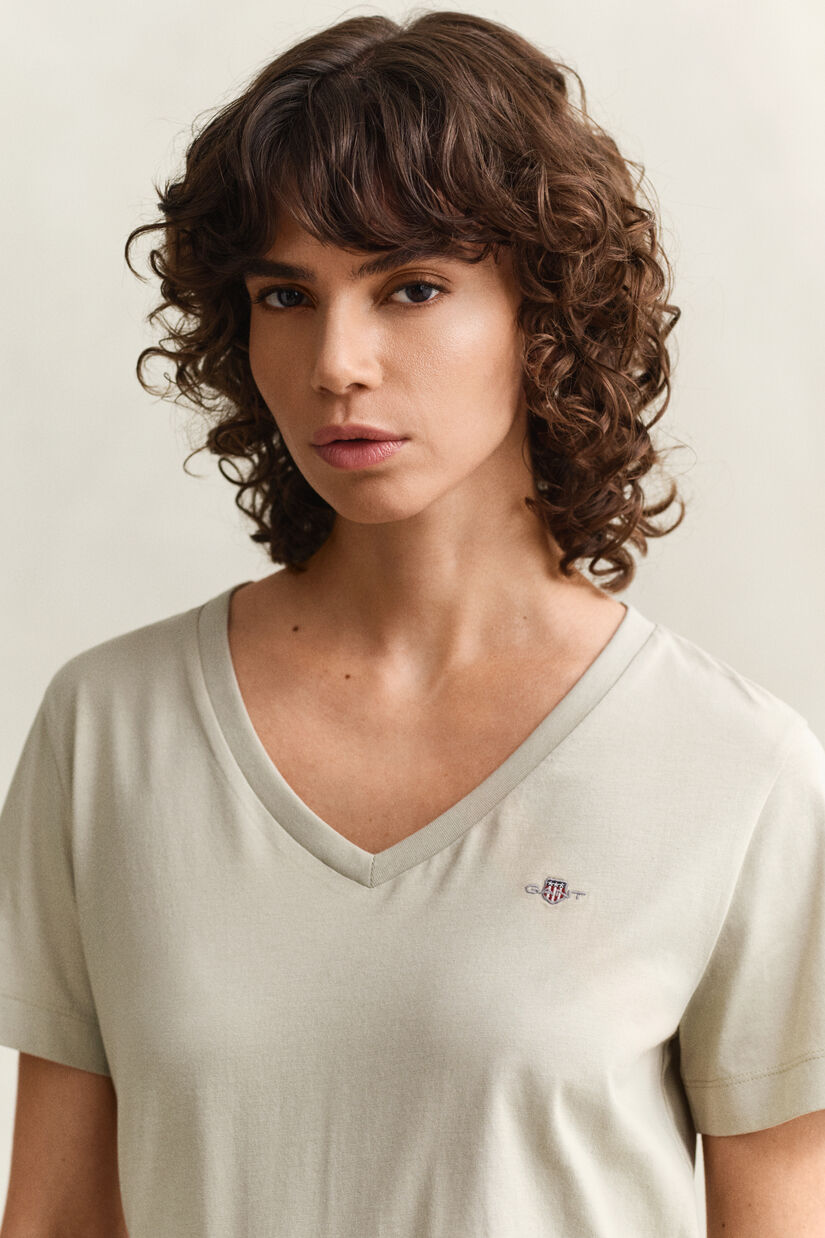 T-shirt col V avec &eacute;cusson